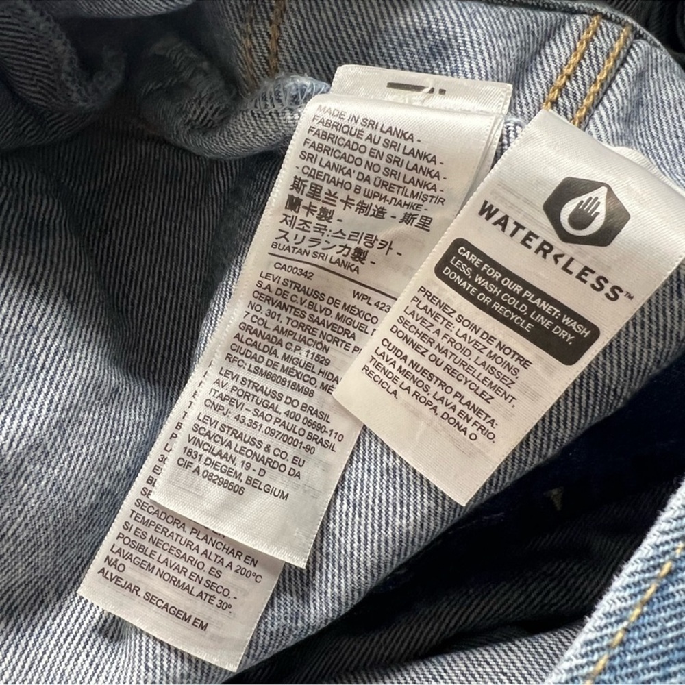Levis Women’s Baggy Trucker Denim Jacket - Picture 12 of 15